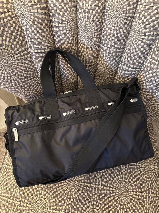 Lesportsac Handbags - Lesportsac Medium Weekender Black Lightweight Bag Duffle Tote detachable strap